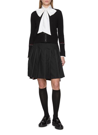 模特儿示范图 - 点击放大 - THOM BROWNE - Tipping Pleated Wool Skirt