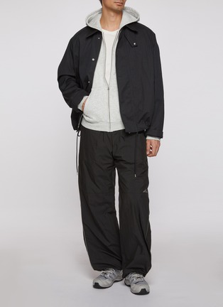 背面 - 点击放大 - SKIMS - FLEECE LOUNGE 拉链连帽夹克