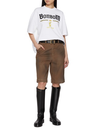 模特儿示范图 - 点击放大 - BONBOM - Souvenir Crest Logo Cotton Jersey T-Shirt