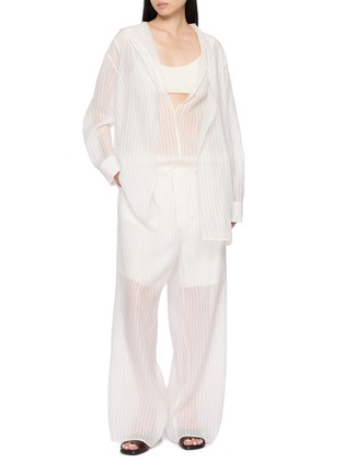 模特儿示范图 - 点击放大 - GIA STUDIOS - NAN 条纹半透视衬衫