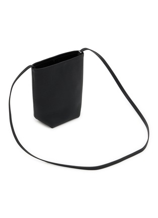 模特儿示范图 - 点击放大 - THE ROW - N/S PARK 粒面皮革斜挎包