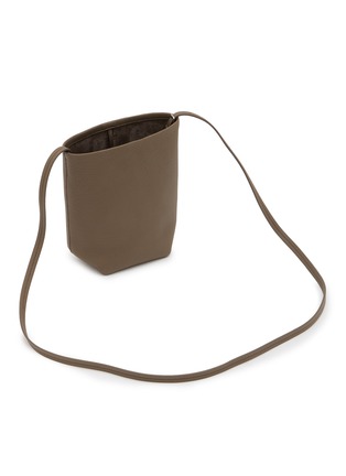 模特儿示范图 - 点击放大 - THE ROW - N/S PARK 粒面皮革斜挎包