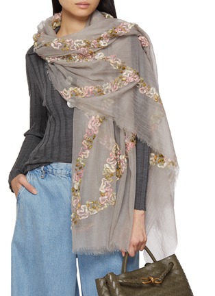 模特儿示范图 - 点击放大 - LANE’S - Embroidered Wool Shawl