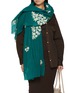 模特儿示范图 - 点击放大 - LANE’S - Embroidered Wool Shawl