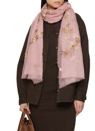 模特儿示范图 - 点击放大 - LANE’S - Embroidered Wool Shawl