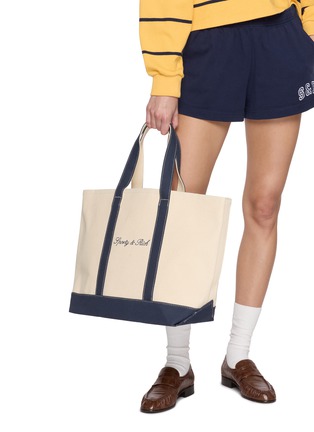 模特儿示范图 - 点击放大 - SPORTY & RICH - 中号 SERIF 帆布托特包