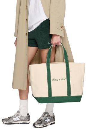 模特儿示范图 - 点击放大 - SPORTY & RICH - 中号 SERIF 帆布托特包