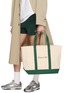 模特儿示范图 - 点击放大 - SPORTY & RICH - 中号 SERIF 帆布托特包