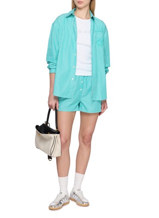 模特儿示范图 - 点击放大 - SPORTY & RICH - Oversized NY Crest Striped Poplin Shirt