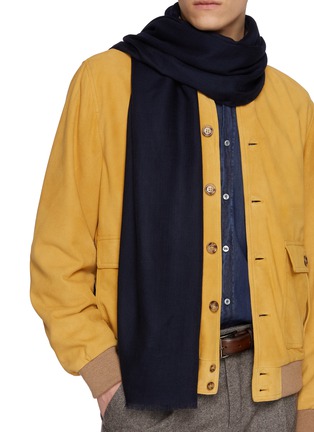 模特儿示范图 - 点击放大 - PIACENZA 1733 - 羊绒须边围巾