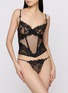 模特儿示范图 - 点击放大 - SKIMS - EMBROIDERED LINGERIE 蕾丝束腰吊带