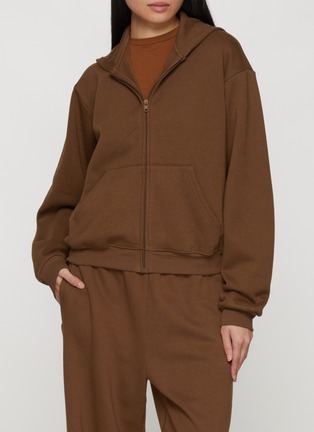 模特儿示范图 - 点击放大 - SKIMS - COTTON FLEECE 拉链连帽卫衣