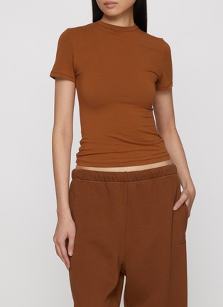 模特儿示范图 - 点击放大 - SKIMS - COTTON JERSEY 短袖 T 恤