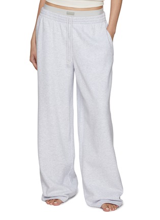 模特儿示范图 - 点击放大 - SKIMS - COTTON FLEECE 双腰阔腿长裤