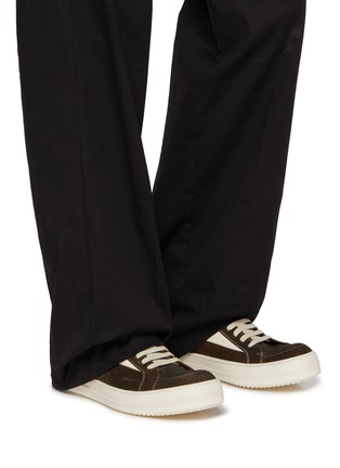 模特儿示范图 - 点击放大 - RICK OWENS - 男款系带绒面皮运动鞋