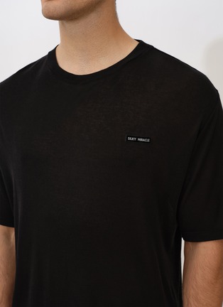 细节 –点击放大 - SILKY MIRACLE - Nude Men's Knit Short Sleeve Top — Black/Size M