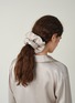 细节 –点击放大 - SILKY MIRACLE - Miracle Silk Scrunchie — Galaxy Grey
