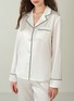 细节 –点击放大 - SILKY MIRACLE - Miracle Silk Pyjama Set — Pearl White/Size S