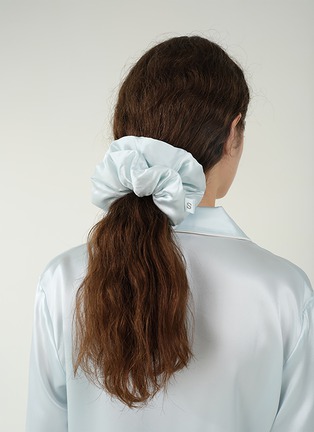 细节 –点击放大 - SILKY MIRACLE - Miracle Silk Scrunchie — Sky Blue