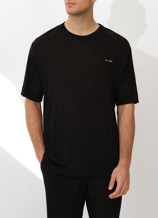 细节 –点击放大 - SILKY MIRACLE - Nude Men's Knit Short Sleeve Top — Black/Size L