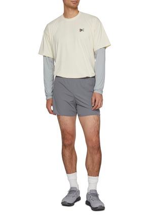 模特儿示范图 - 点击放大 - DISTRICT VISION - Lightweight Short Sleeve T-Shirt