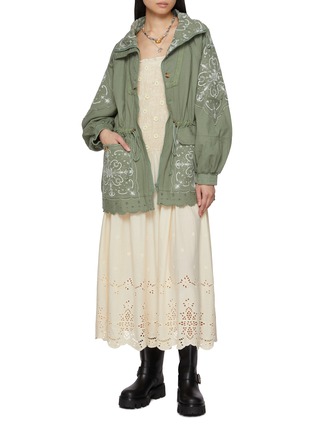 模特儿示范图 - 点击放大 - FREE PEOPLE - Daphne Floral Appliqué Midi Dress
