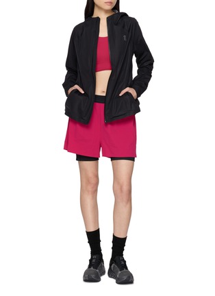 模特儿示范图 - 点击放大 - ON - Performance Waterproof Hooded Jacket
