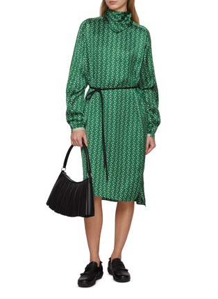 模特儿示范图 - 点击放大 - LACOSTE - Printed Scarf Neck Dress