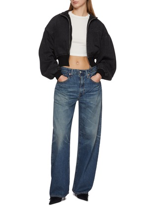 模特儿示范图 - 点击放大 - LEVI'S - Blue Tab Drop Barrel Dark Wash Jeans