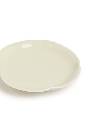 细节 –点击放大 - ARTIFACTT - Small Flower Shape Porcelain Plate — Yellow
