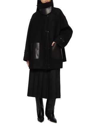 模特儿示范图 - 点击放大 - R2W - Nayla Belted Pleated Leather Skort