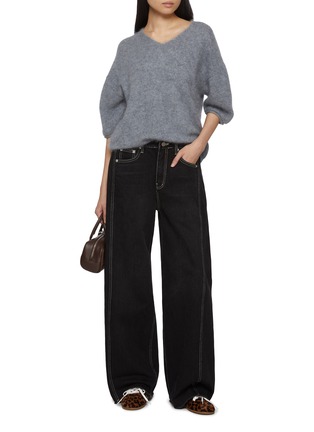 模特儿示范图 - 点击放大 - R2W - Elan V-Neck Brushed Cashmere Knit Sweater