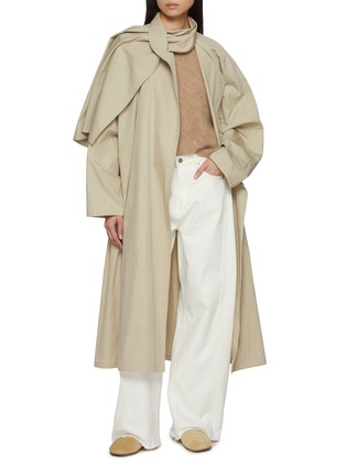 模特儿示范图 - 点击放大 - R2W - Elan V-Neck Brushed Cashmere Knit Sweater