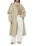 模特儿示范图 - 点击放大 - R2W - Elan V-Neck Brushed Cashmere Knit Sweater