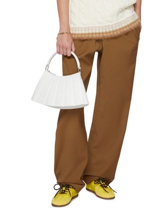 模特儿示范图 - 点击放大 - LACOSTE BAGS - Small Lenglen Leather Shoulder Bag