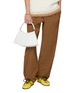 模特儿示范图 - 点击放大 - LACOSTE BAGS - Small Lenglen Leather Shoulder Bag