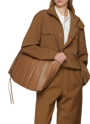 模特儿示范图 - 点击放大 - LACOSTE BAGS - XL Leather Hobo Bag