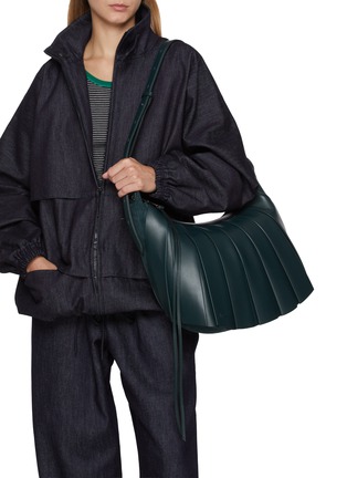 模特儿示范图 - 点击放大 - LACOSTE BAGS - XL Leather Hobo Bag