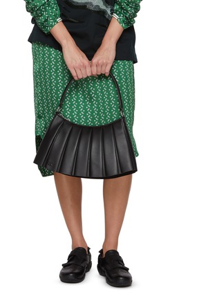 模特儿示范图 - 点击放大 - LACOSTE BAGS - Medium Lenglen Leather Shoulder Bag