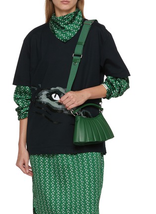 模特儿示范图 - 点击放大 - LACOSTE BAGS - Mini Lenglen Leather Shoulder Bag