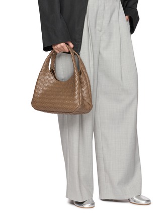 模特儿示范图 - 点击放大 - BOTTEGA VENETA - Campana Intrecciato Leather Shoulder Bag