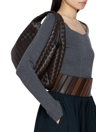 模特儿示范图 - 点击放大 - BOTTEGA VENETA - Campana Intrecciato Leather Shoulder Bag