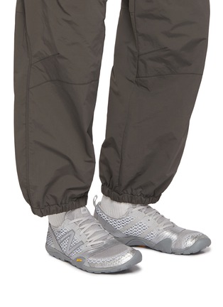模特儿示范图 - 点击放大 - NEW BALANCE - MT10 Low Top Men's Sneakers
