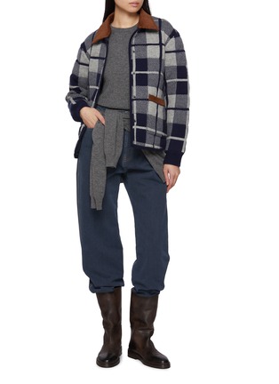 模特儿示范图 - 点击放大 - GUEST IN RESIDENCE - Reversible Quilted Plaid Liner Wool Cashmere Jacket