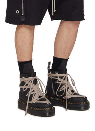 模特儿示范图 - 点击放大 - RICK OWENS - X DR. MARTENS 1460 系带及踝靴