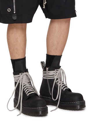 模特儿示范图 - 点击放大 - RICK OWENS - X DR. MARTENS 系带及踝靴