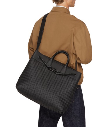 正面 -点击放大 - BOTTEGA VENETA - Medium Andiamo Intrecciato Leather Voyager Bag