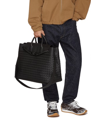 模特儿示范图 - 点击放大 - BOTTEGA VENETA - Medium Andiamo Intrecciato Leather Voyager Bag