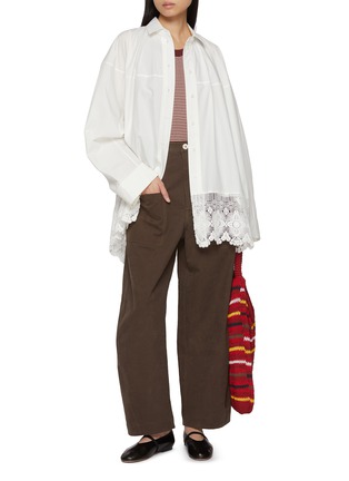 模特儿示范图 - 点击放大 - FAFAMOON - Oversized Lace Hem Shirt