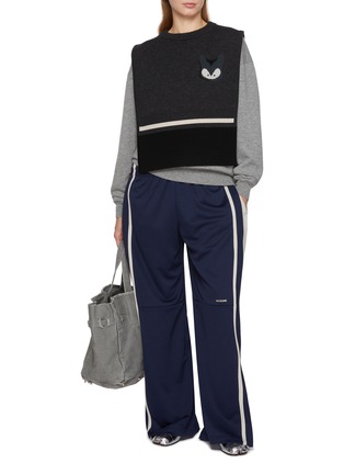 模特儿示范图 - 点击放大 - BAZ & FRIENDS - X CYNTHIA & XIAO 羊毛 ROX 图案针织套头背心